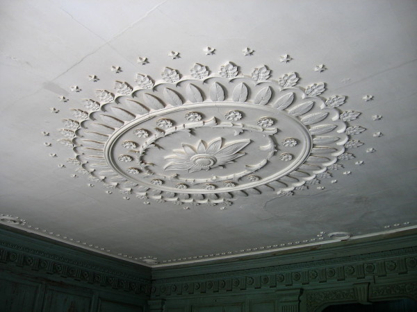 1024px-Drayton-Hall-inside-ceiling-plaster-work